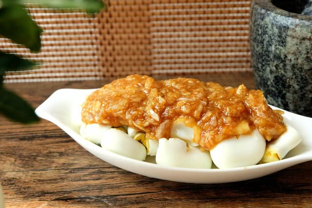 老家常吃的一道菜,城里有人爱吃却不敢吃|鹌鹑蛋|蒜泥|大蒜_新浪新闻