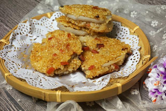 将糯米蒸熟,然后夹裹着藕片,放进平底锅里煎一煎,随着油温的升起,糯米