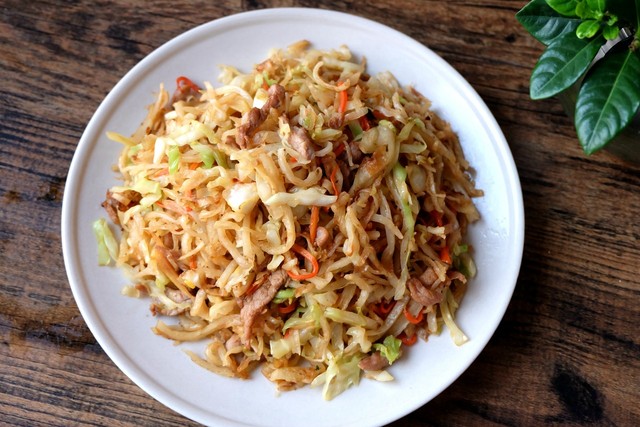 粮食的原则,都可以这样再加工一下,做成素炒饼,肉丝炒饼或者鸡蛋炒饼