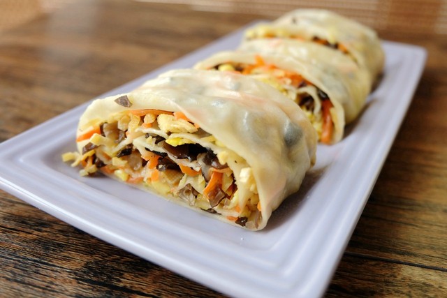 早上五点多起床蒸了这个菜卷子,皮薄馅多味道赞,连着吃掉半盘