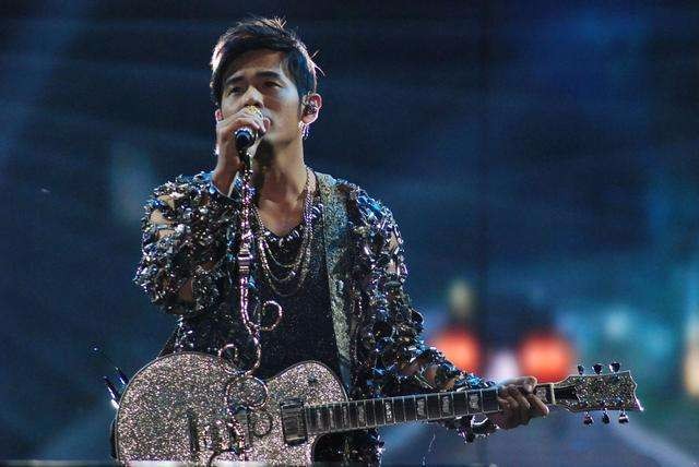 周杰伦唱《算什么男人》送失恋歌迷被拒绝 原