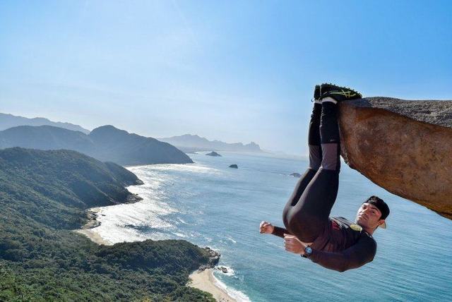 情侣在悬崖上拍出"高难度"照片,镜头往后一拉,众人瞬间无语