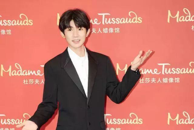 王源上海杜莎夫人蜡像 黑西装很撩人 没见过这么逼真的