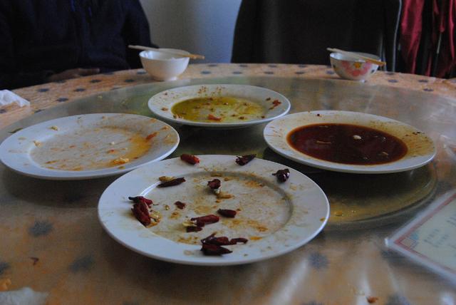 母亲打包剩饭遭亲家耻笑,经理跑来非要免单,才知其身份不一般