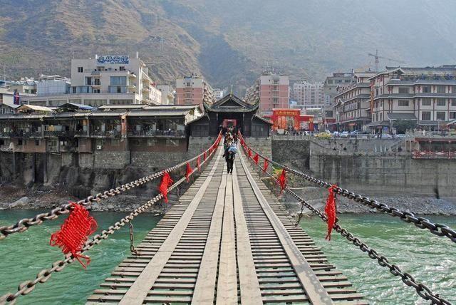 泸定桥长103米,宽3米,13根铁链固定在两岸桥台落井里,9根作底链,4根分