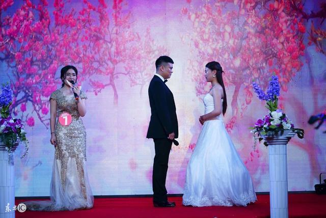 为供妹妹上学我31岁才结婚, 婚礼上妹妹送我一礼物, 我泪流满面!