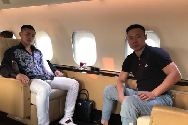 奥运冠军养狮子坐私人飞机用华为机称邹市明靠节目走红可悲