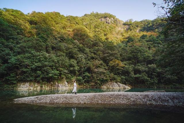 永嘉楠溪江龙湾潭 背山面水岸透绿,临江人家山水清