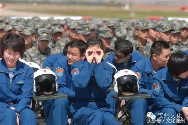 致敬中国首批歼击机女飞行员