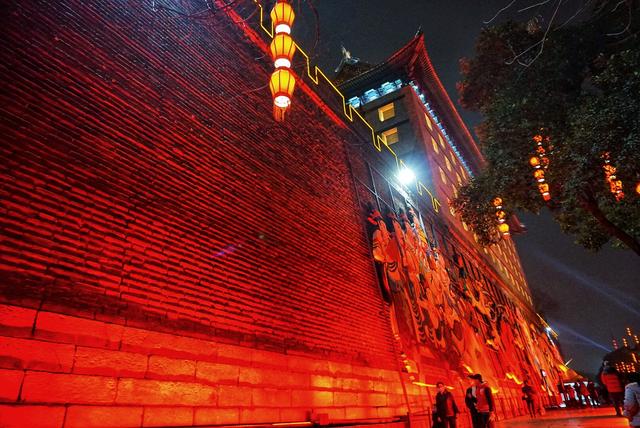 去十三朝古都西安过年,在明代城墙上赏花灯,这个年过得超有意义
