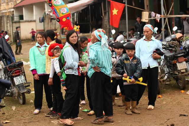 难得来一次街上摆卖的小贩大多是壮族,越南称为岱侬族由于住在有水田