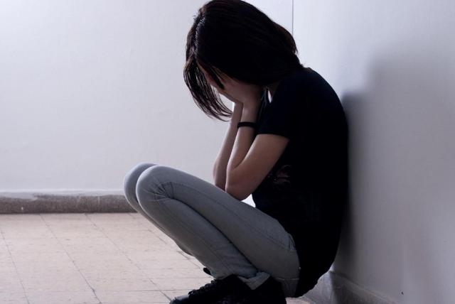 破产回老家,弟媳不让我进门,我把包打开,弟媳看到包里东西慌了