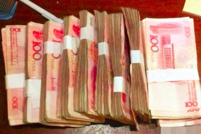 姐姐20万私房钱被弟弟私吞,她跪地三个响头,几十年亲情恩断义绝