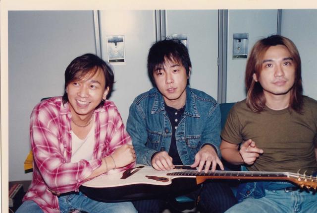 beyond主唱只是黄家驹而黑豹乐队主唱为什么就像换衣服一样