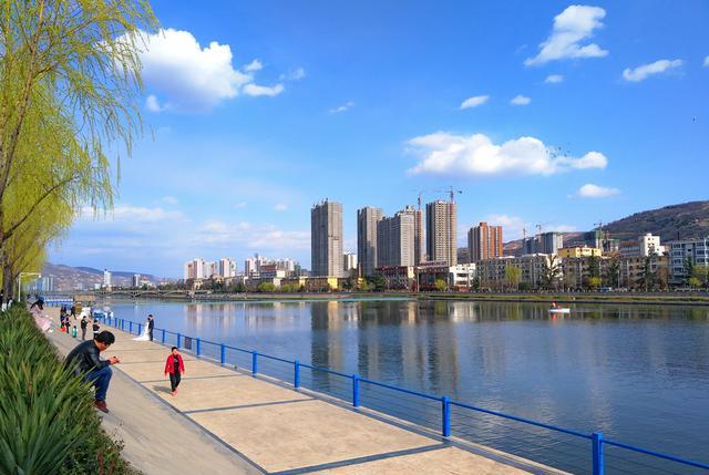 雨过天晴的天水湖更加美丽