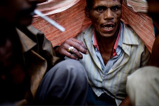 实拍印度街头的瘾君子, 他们无工作, 有的捡垃圾卖钱来吸毒