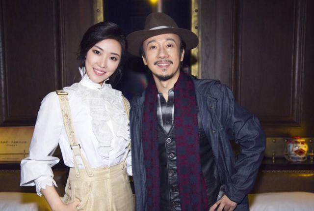 今天管纫姿选穿的这款装扮让人们觉得很是的淡雅,同时今天选穿的这款