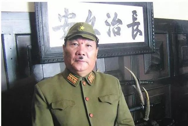 影视剧中的日本鬼子,为什么都在鼻子下留一撮方形小胡子?