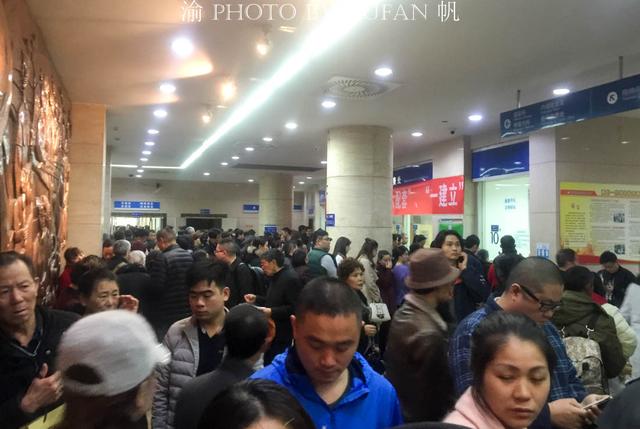 春节期间的重庆某医院人潮拥挤堪比火车站,竟然比热门景区还火