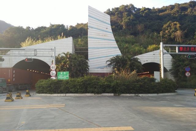 夜深了,当你驶离隧道后,里面会发生什么?