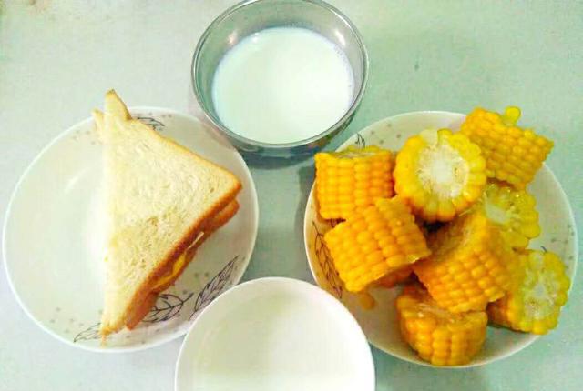 一家三口六月份的简单早餐接地气的早餐哦