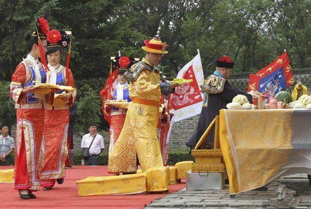 此人是乾隆七世孙,号召皇族后人祭祖,公然穿龙袍,宛如拍清朝剧