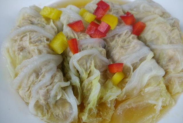用白菜叶包了点肉馅上锅一蒸端到桌上瞬间吃光光