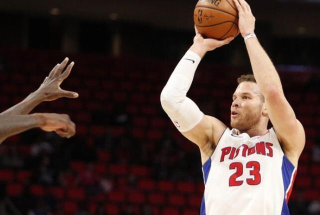 格里芬在上半场命中准压哨三分,活塞带着12分领先进入下半场.