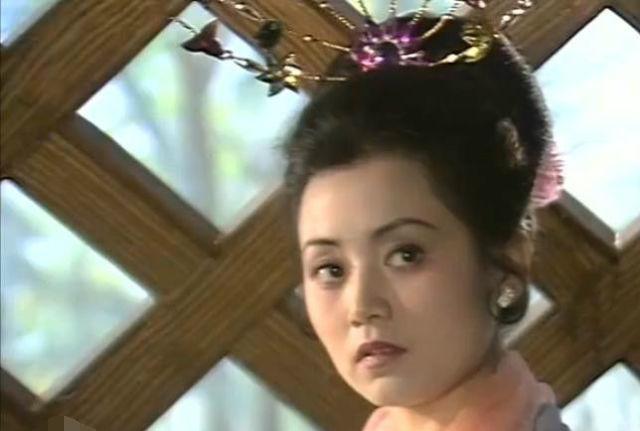 同样身为贵妃,当时黄妃也保护了殷郊殷洪,可她背后有黄飞虎