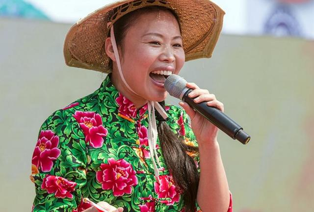 农村妇女一唱成名,名牌豪车傍身,网友却直呼把她赶出娱乐圈!