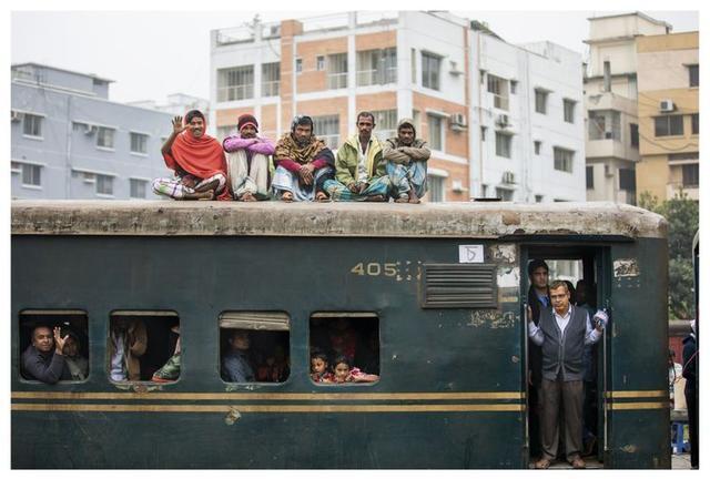 世界上最贫穷落后的国家之一,街头许多人穿不上鞋!