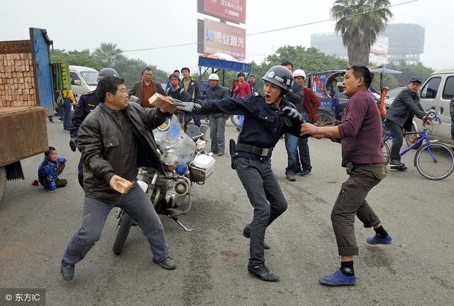 小伙好心劝架被误认拉偏架, 遭群殴, 急了: 我是来劝架的!
