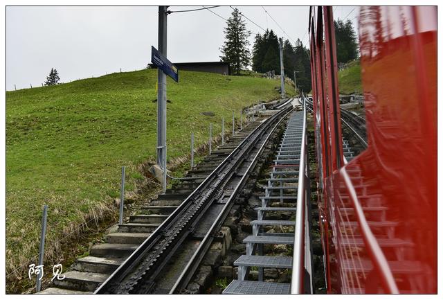 陡峭在两条轨道中间铺了一条齿轨,主要用于稳定火车防止火车滑轨