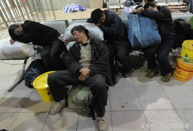 春运众生相实拍火车上睡姿百态的旅客