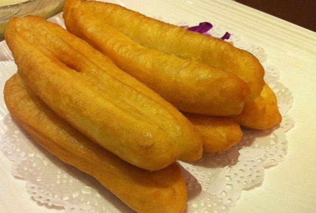 大人小孩都可以吃,而且油条的做法多是多样,只要做出来的好吃,好看,就