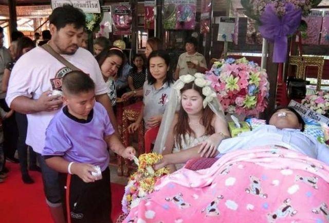 这对夫妻举行了"葬礼上的婚礼",在场者无不动容落泪