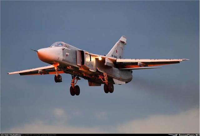 俄罗斯苏-24战机突然冲出跑道,一场景让飞行员直呼侥幸