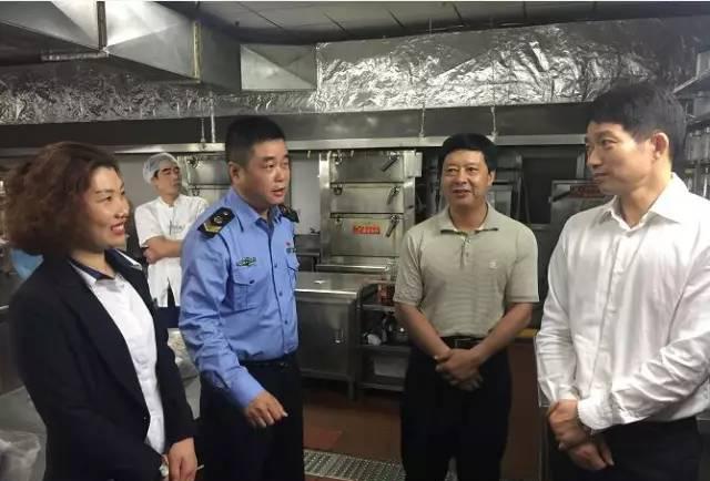 今天(6月5日),荆州市食药监局局长黄林强一行等对我区高考考点及周边