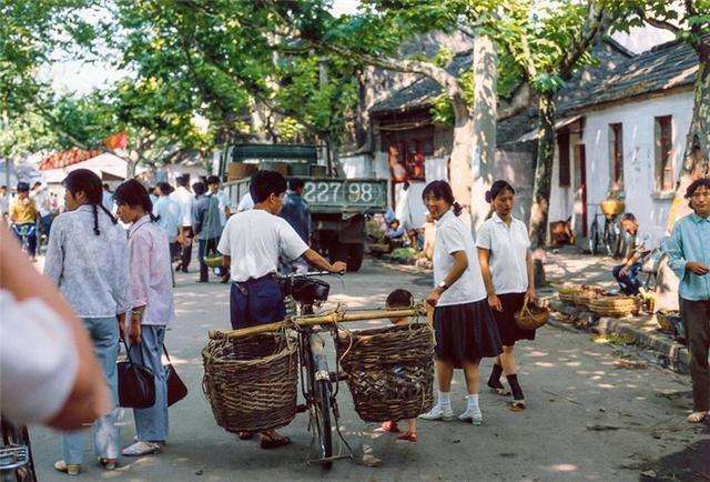1983年中国老照片:图2让人尴尬,图6我不好意思看,图10你一定做过