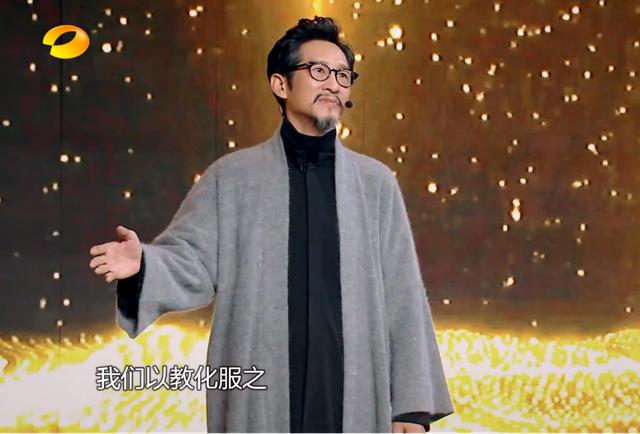 《声临其境》王劲松获胜全场大赞实至名归!但他奇怪的耳麦更抢戏