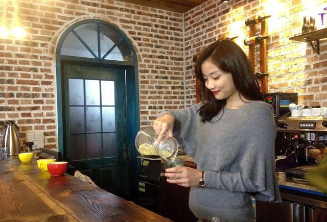 美女清华博士陈雁翎,现在老家四川绵竹开了家咖啡馆.