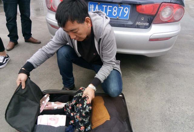 车车赶到交警六大队与失主相见,并当面把装有10万现金的箱子当场打开