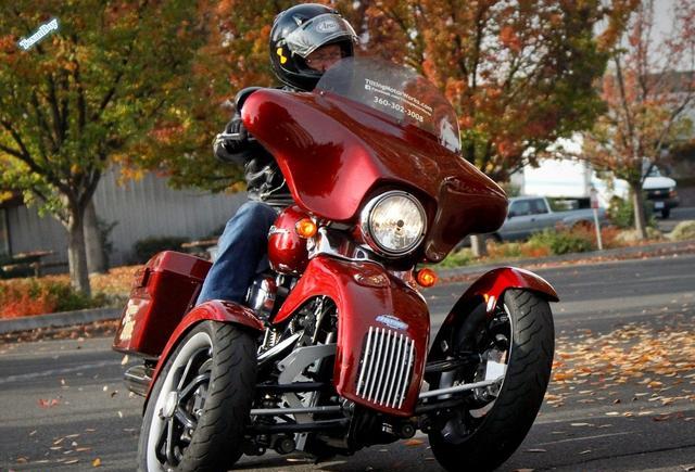 哈雷两轮摩托刹时酿成倾摆式倒三摩托车