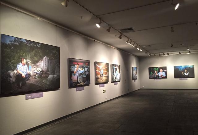 给大家透露一些现场照片现在——广东公安百名英模肖像摄影展不忘初心