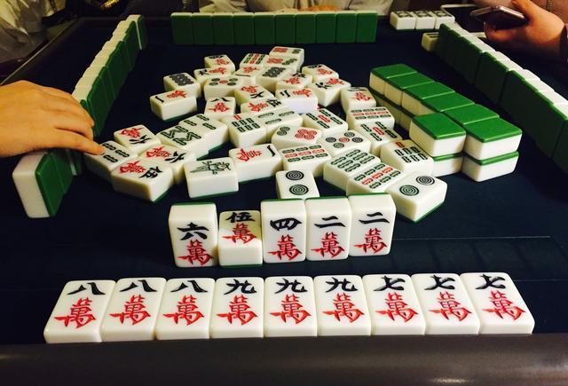 打麻将想要赢,除了运气成分以外,还需要掌握麻将技巧,才能轻松获胜.
