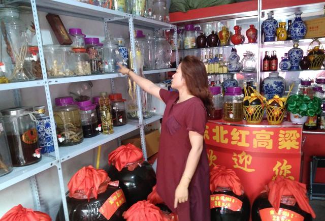 美女卖酒10多年了,每年卖酒12吨,最后这瓶只有1%的人敢喝