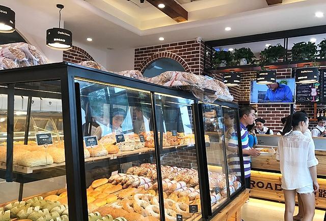 宜宾新开面包店,小淘子和小淘妹吃货出动,尝鲜品美味!