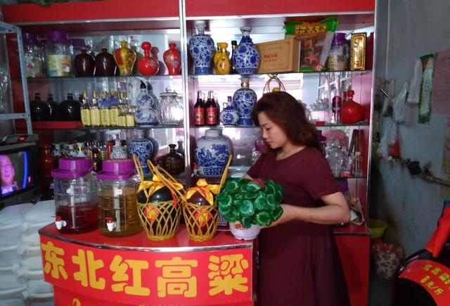 美女卖酒10多年了,每年卖酒12吨,最后这瓶只有1%的人敢喝