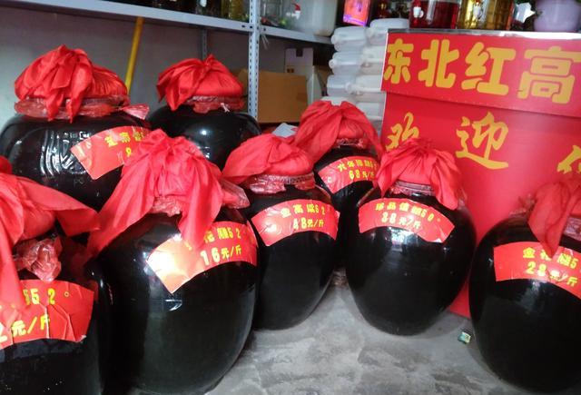 美女卖酒10多年了,每年卖酒12吨,最后这瓶只有1%的人敢喝