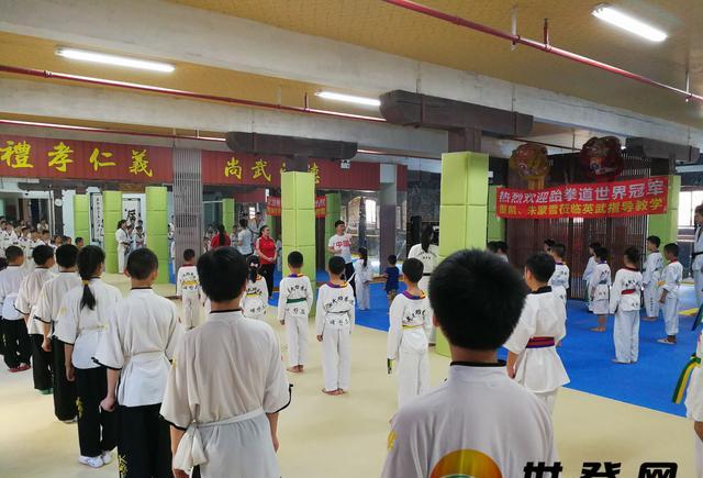 热烈欢迎跆拳道世界冠军朱蒙雪,董凯莅临上海英武功夫馆指导教学